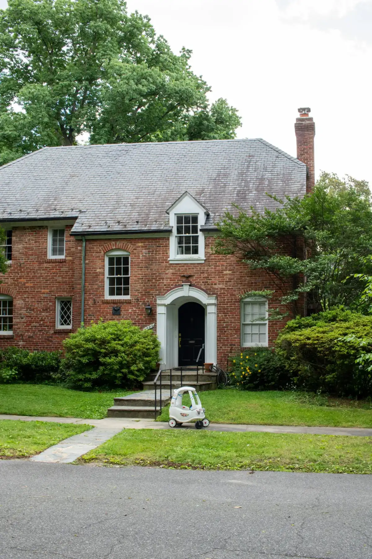 Single family rental home with landscaped front yard and driveway